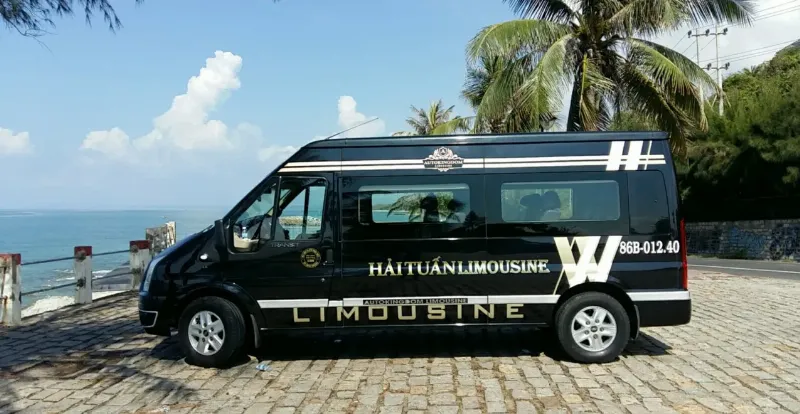Xe taxi đời mới di chuyển trên đường cao tốc từ Sài Gòn đến Mũi Né, cảnh vật hai bên đường xanh mát, xe chạy êm ái.